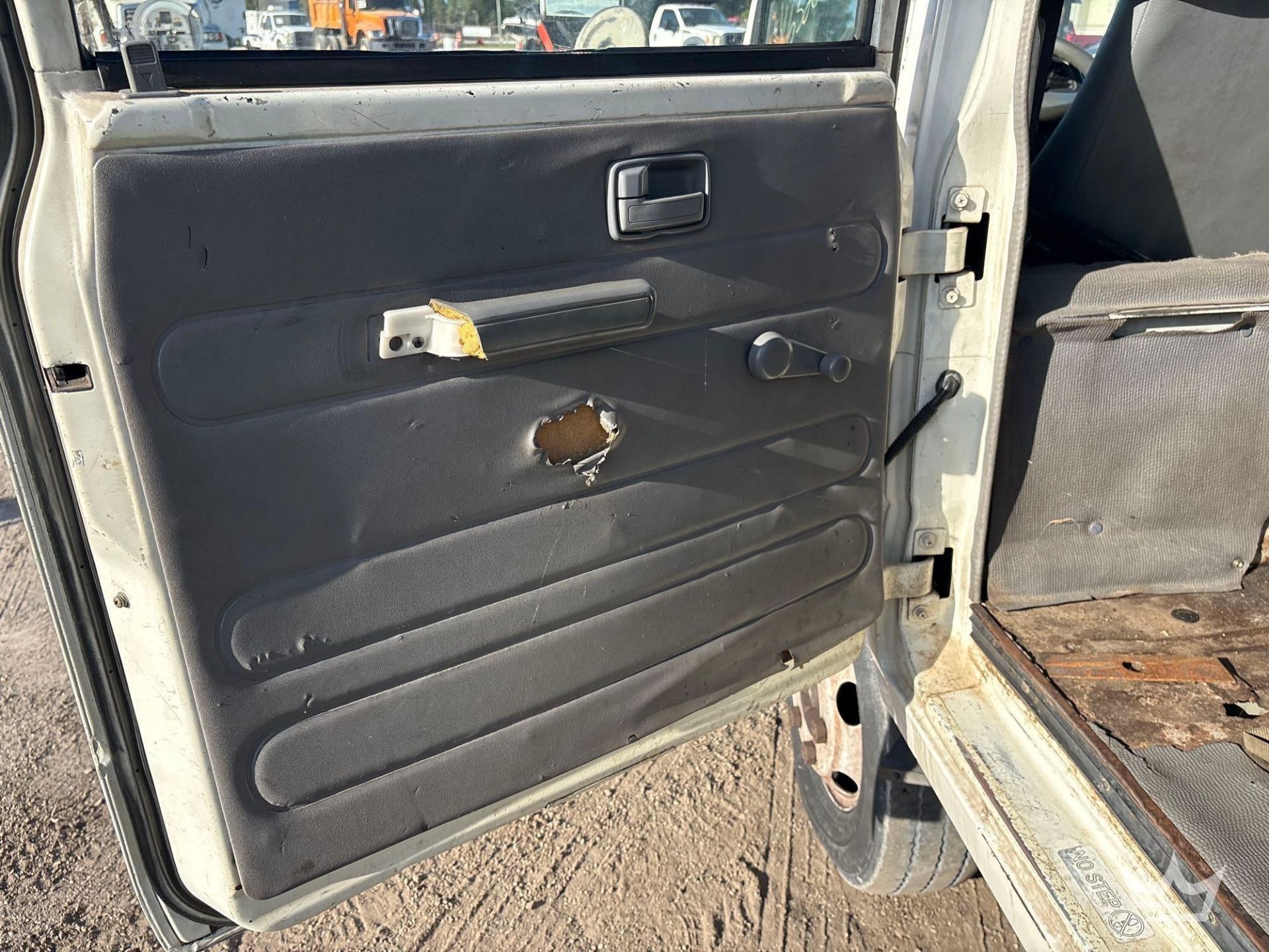 2007 Chevrolet W4500 Landscape Dovetail Flatbed Truck - Image 14 of 28