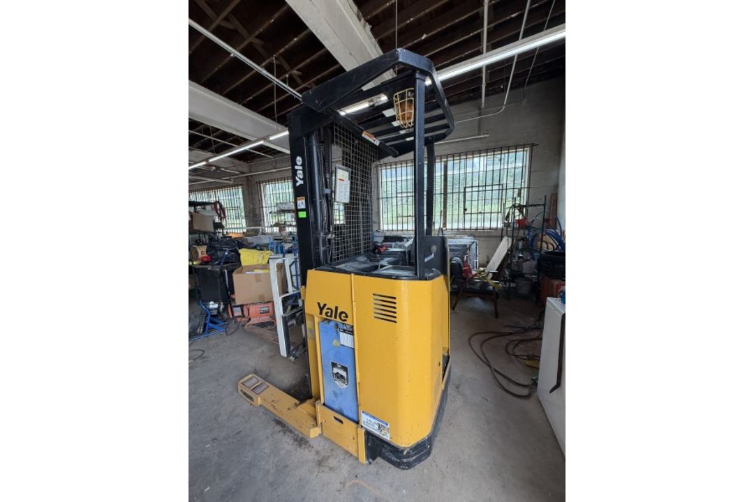 Yale Lift Truck - Image 2 of 11