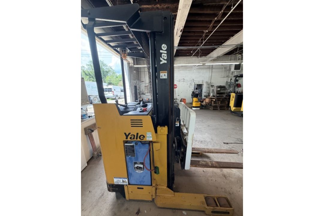 Yale Lift Truck - Image 9 of 11