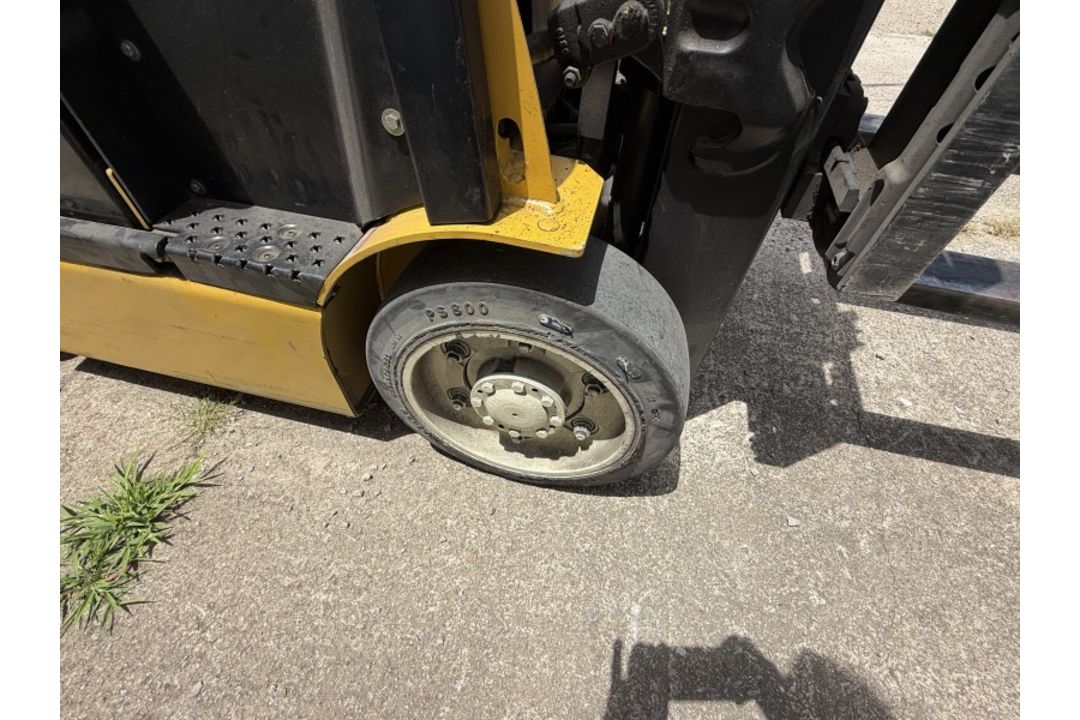 Yale Forklift with 5,267 Hours M: ERC050VGN48TE085 Yale Forklift with 5,267 Hours M: ERC050VGN48T... - Image 8 of 21