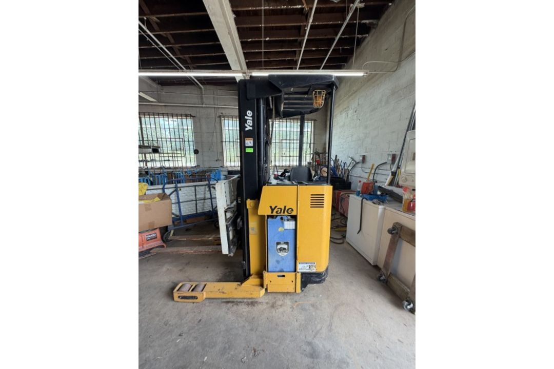 Yale Lift Truck - Image 1 of 11