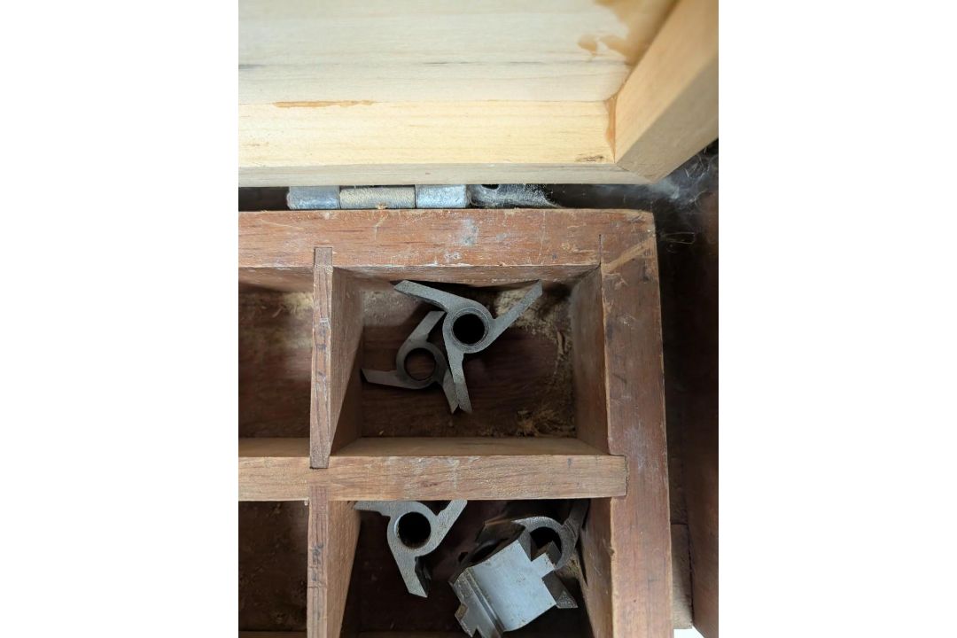 Freud 1/2 Router w/ Guide and Assorted Bits - Image 6 of 13