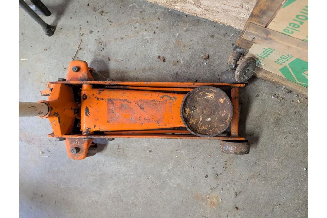 1.5-Ton Hydraulic Floor Jack and Mechanic's Creeper - Image 6 of 10