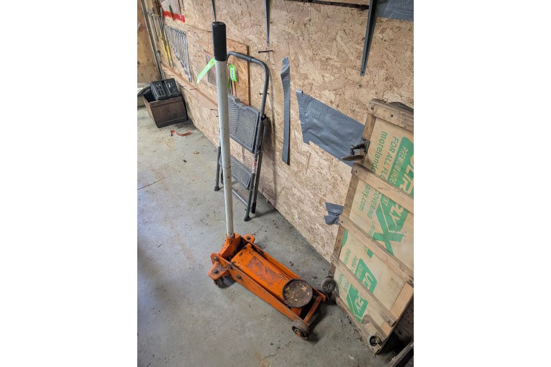 1.5-Ton Hydraulic Floor Jack and Mechanic's Creeper - Image 4 of 10