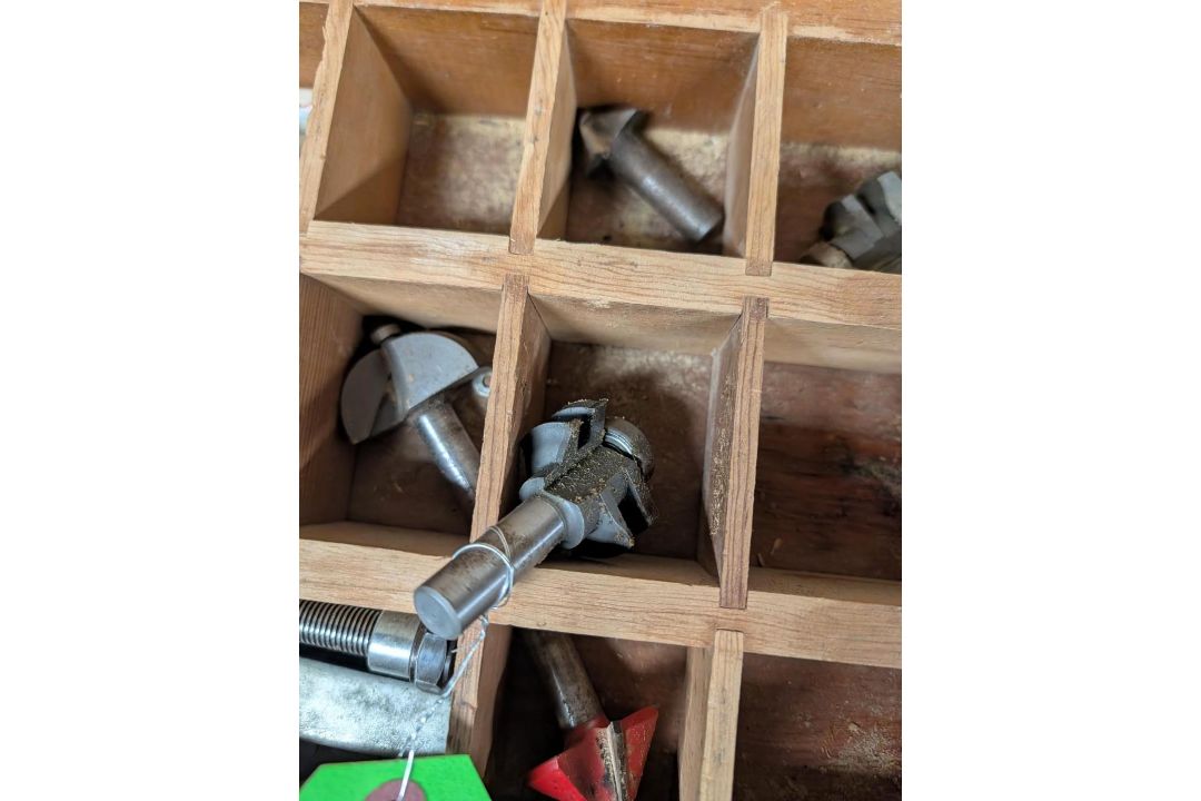 Freud 1/2 Router w/ Guide and Assorted Bits - Image 8 of 13