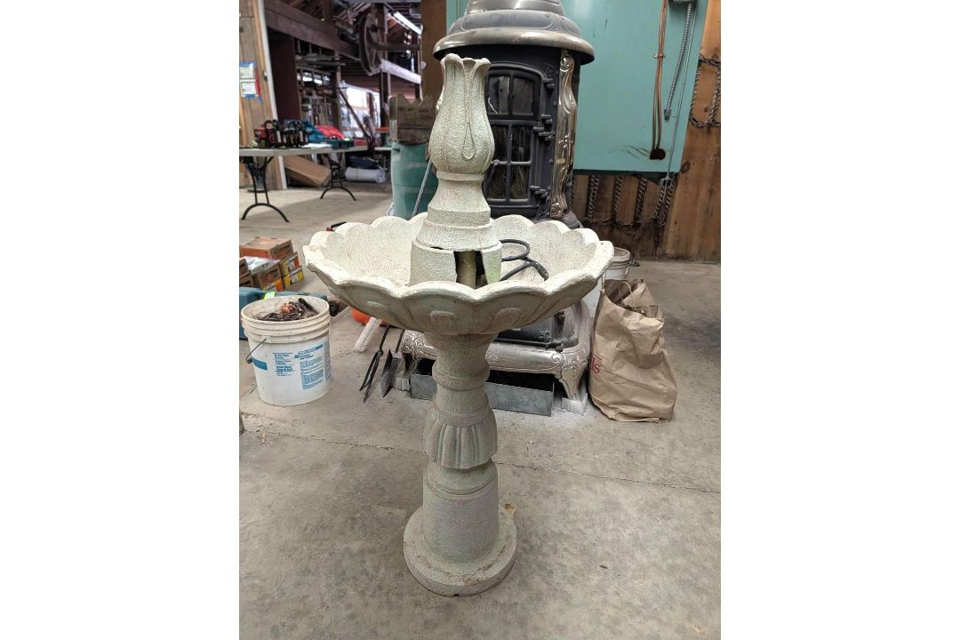 Poly Birdbath stand w/ Fountain - Image 2 of 6