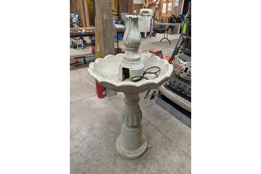 Poly Birdbath stand w/ Fountain - Image 3 of 6