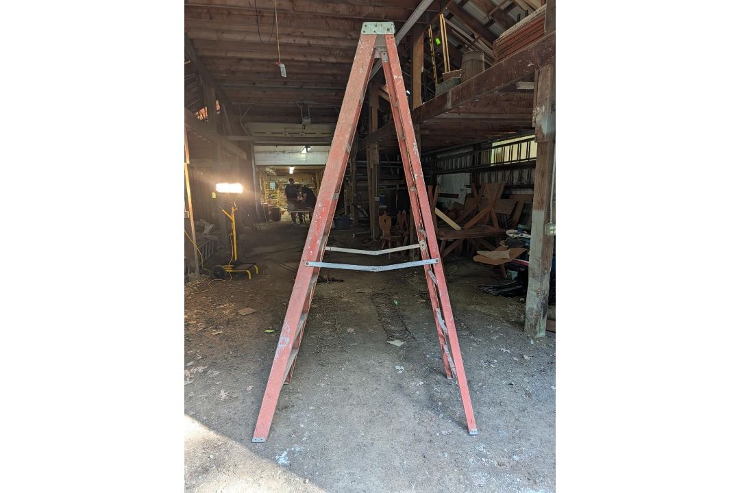 8' Fiberglass & Aluminum Step Ladder - Image 2 of 3