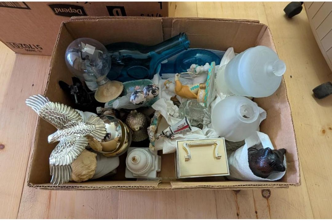 Remaining Contents of Upstairs Closet - Image 8 of 14