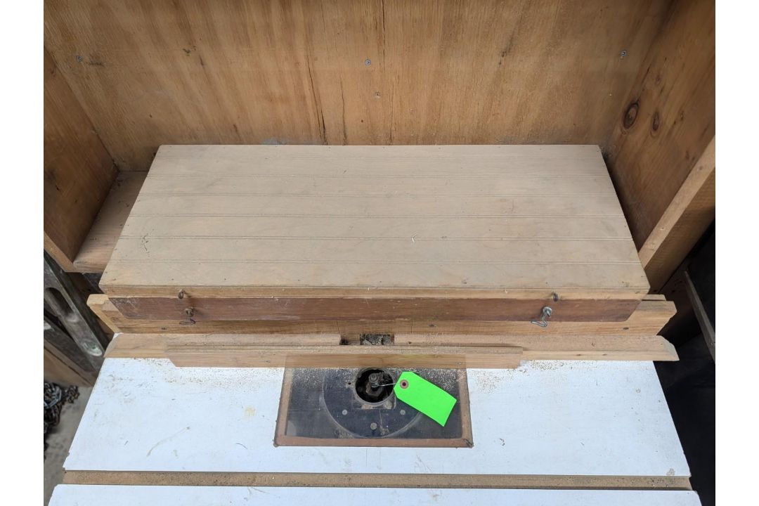 Freud 1/2 Router w/ Guide and Assorted Bits - Image 10 of 13