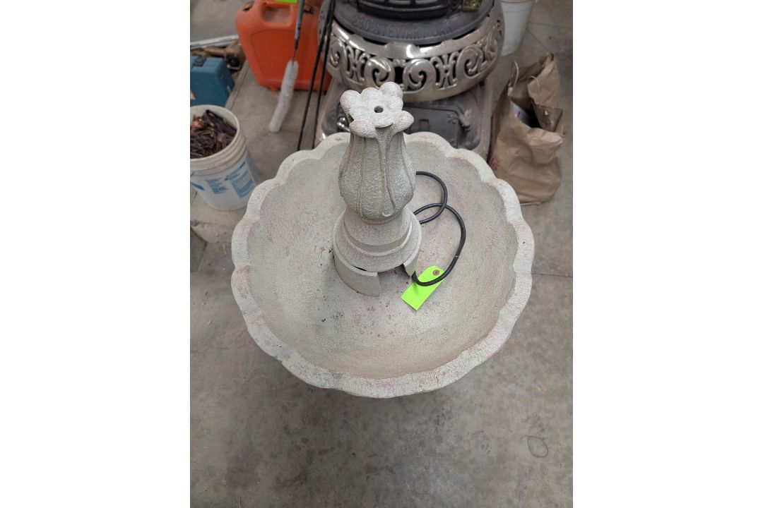Poly Birdbath stand w/ Fountain - Image 4 of 6