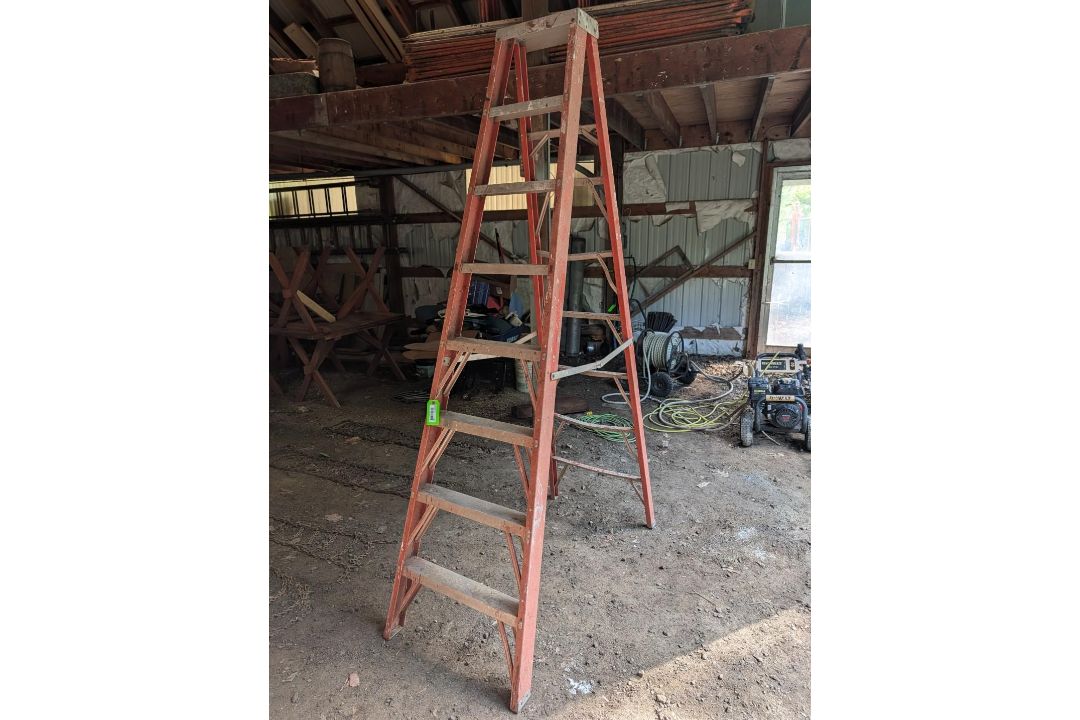 8' Fiberglass & Aluminum Step Ladder - Image 1 of 3