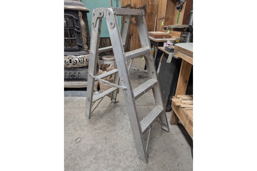 4" Aluminum Stepladder - Image 2 of 3