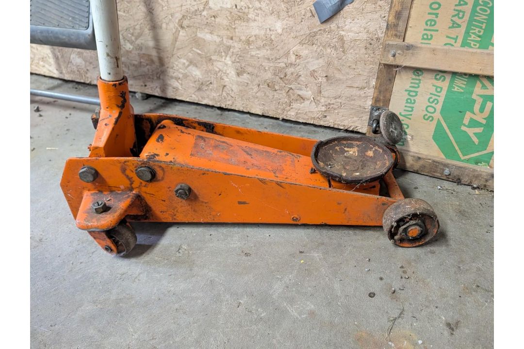 1.5-Ton Hydraulic Floor Jack and Mechanic's Creeper - Image 5 of 10