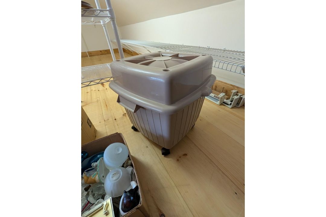 Remaining Contents of Upstairs Closet - Image 6 of 14