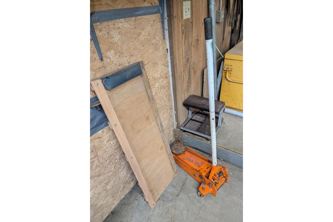 1.5-Ton Hydraulic Floor Jack and Mechanic's Creeper - Image 1 of 10
