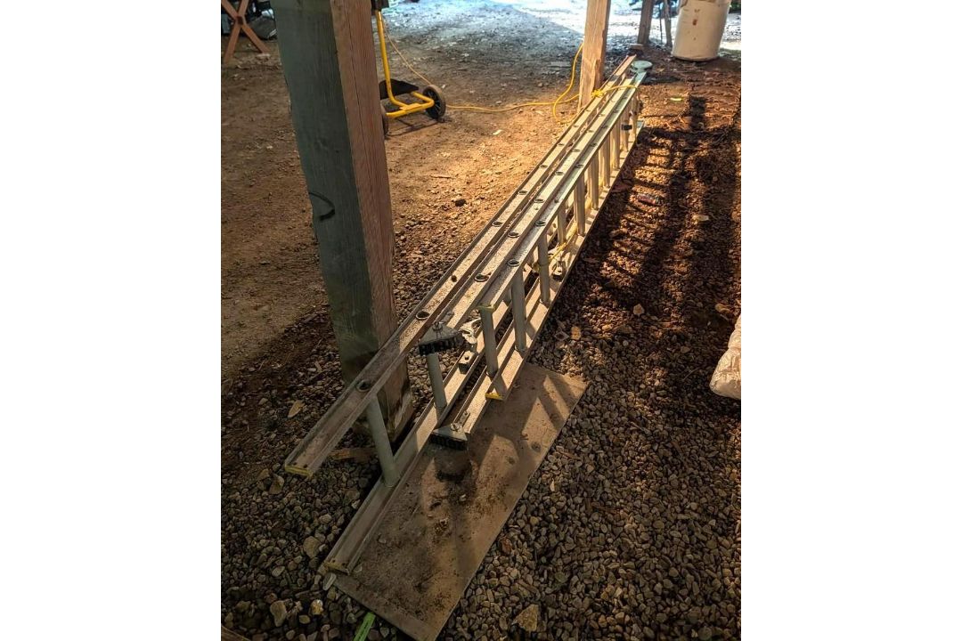 (3) Sections of Extension Ladder - Image 1 of 2
