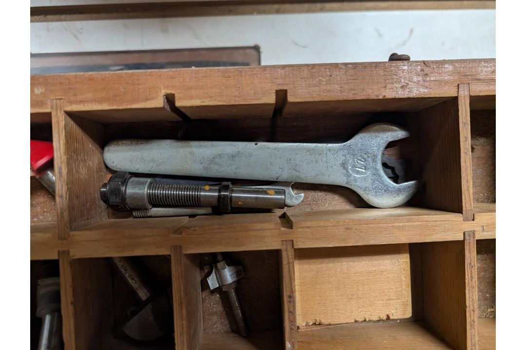 Freud 1/2 Router w/ Guide and Assorted Bits - Image 9 of 13