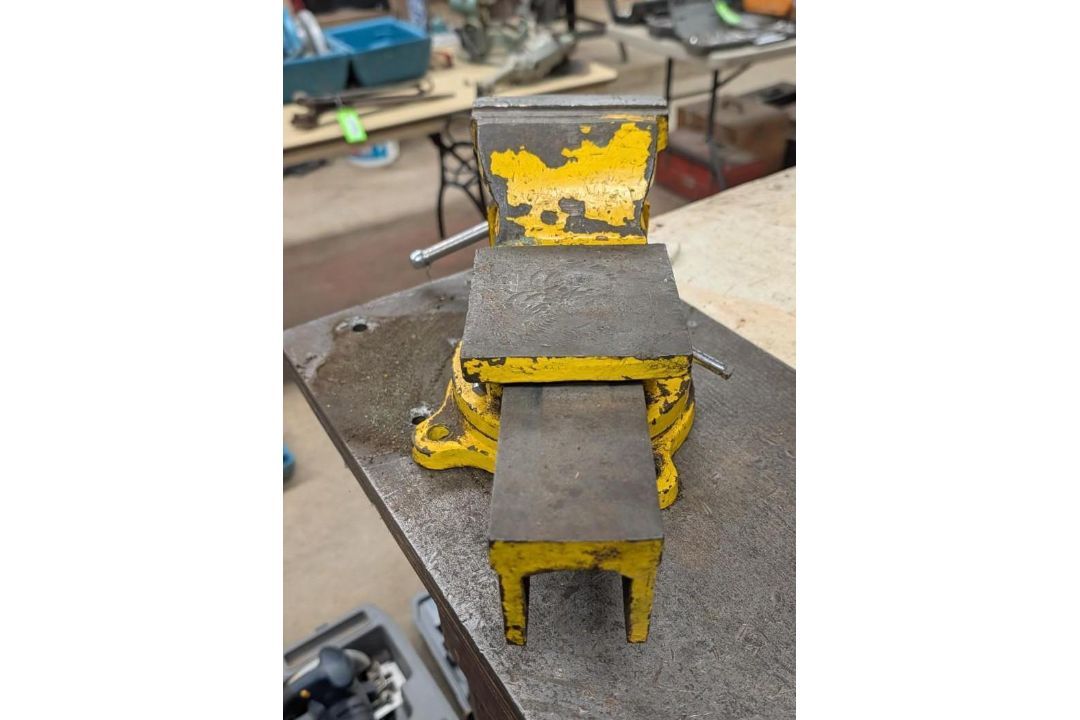 4 3/4" Swiveling Bench Vise w/ Cabinet & Contents - Image 5 of 16
