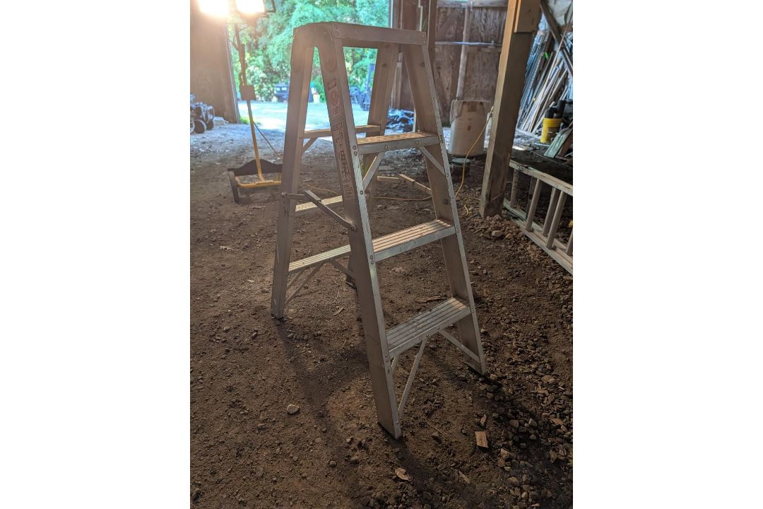 4' Double Aluminum Sided Step Ladder - Image 2 of 2