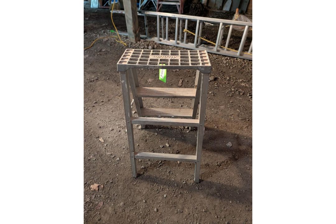 3' Metalite Aluminum Step Ladder - Image 3 of 4