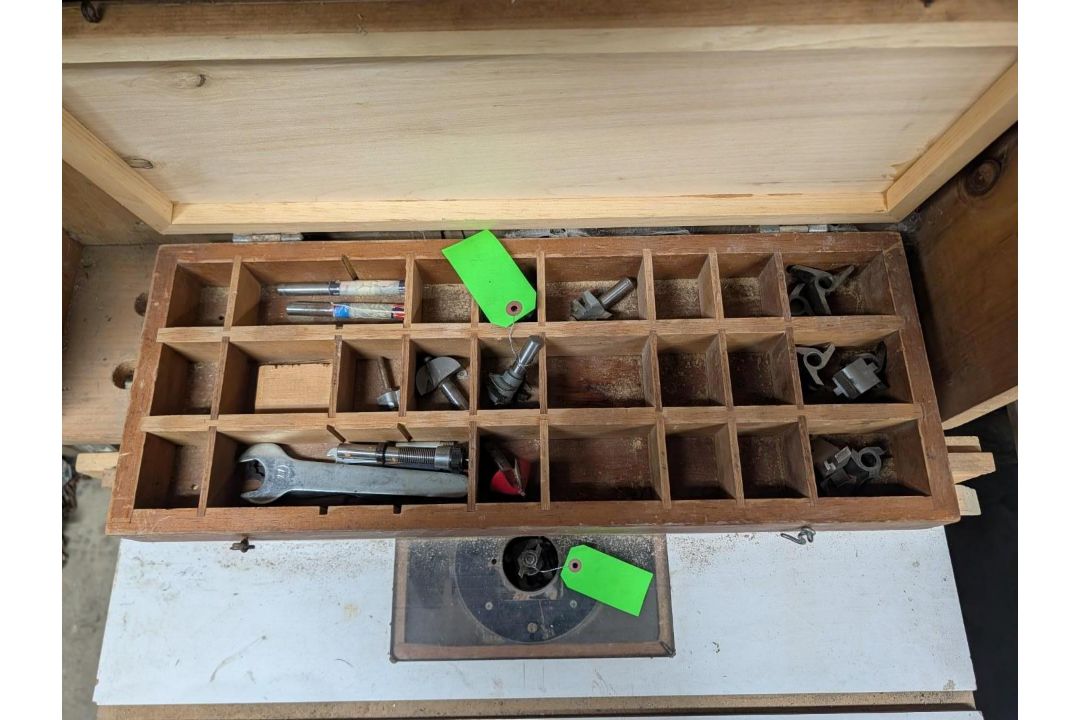 Freud 1/2 Router w/ Guide and Assorted Bits - Image 4 of 13