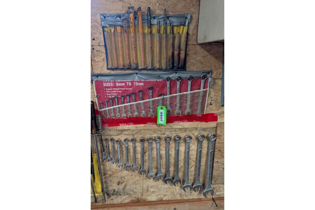 SAE and Metric Combination Wrenches - Image 1 of 4