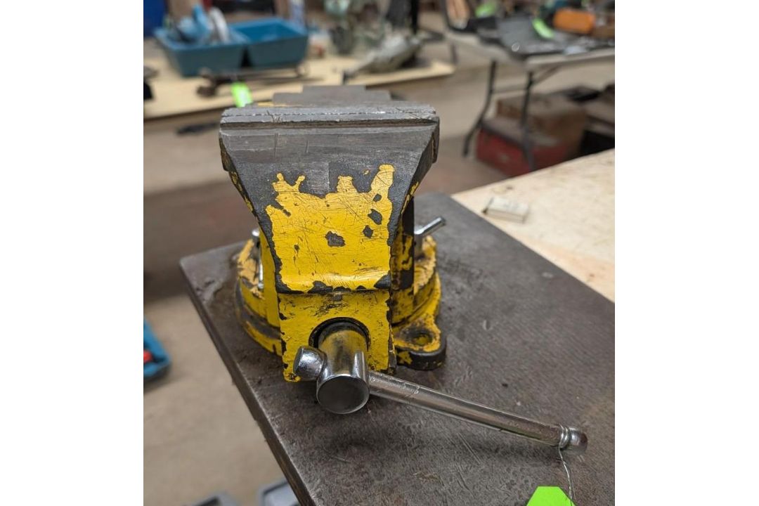 4 3/4" Swiveling Bench Vise w/ Cabinet & Contents - Image 4 of 16