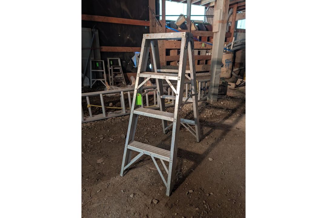 4' Double Aluminum Sided Step Ladder - Image 1 of 2