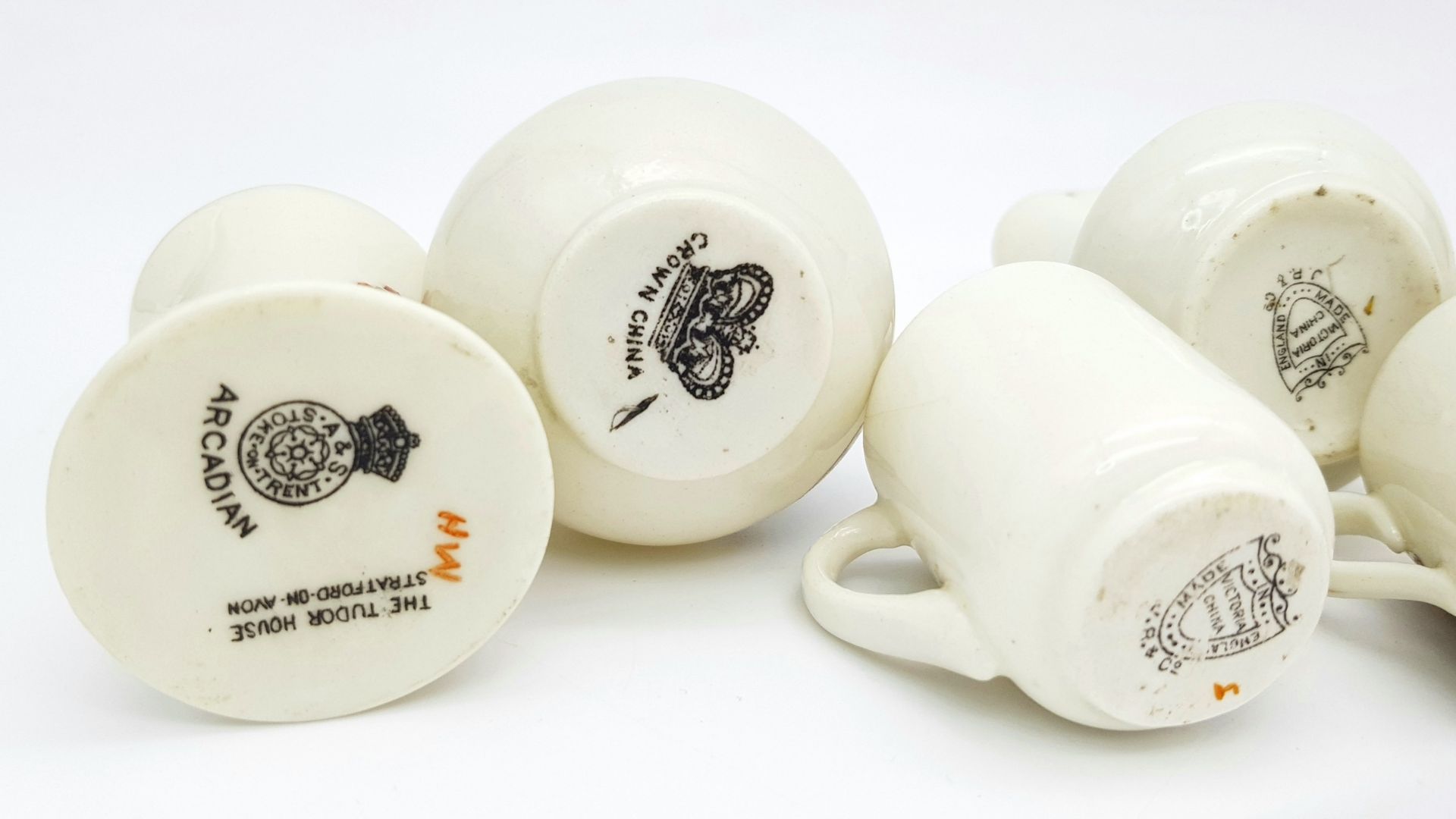 A large mixed collection of decorative ceramic crested ware items. - Image 18 of 33