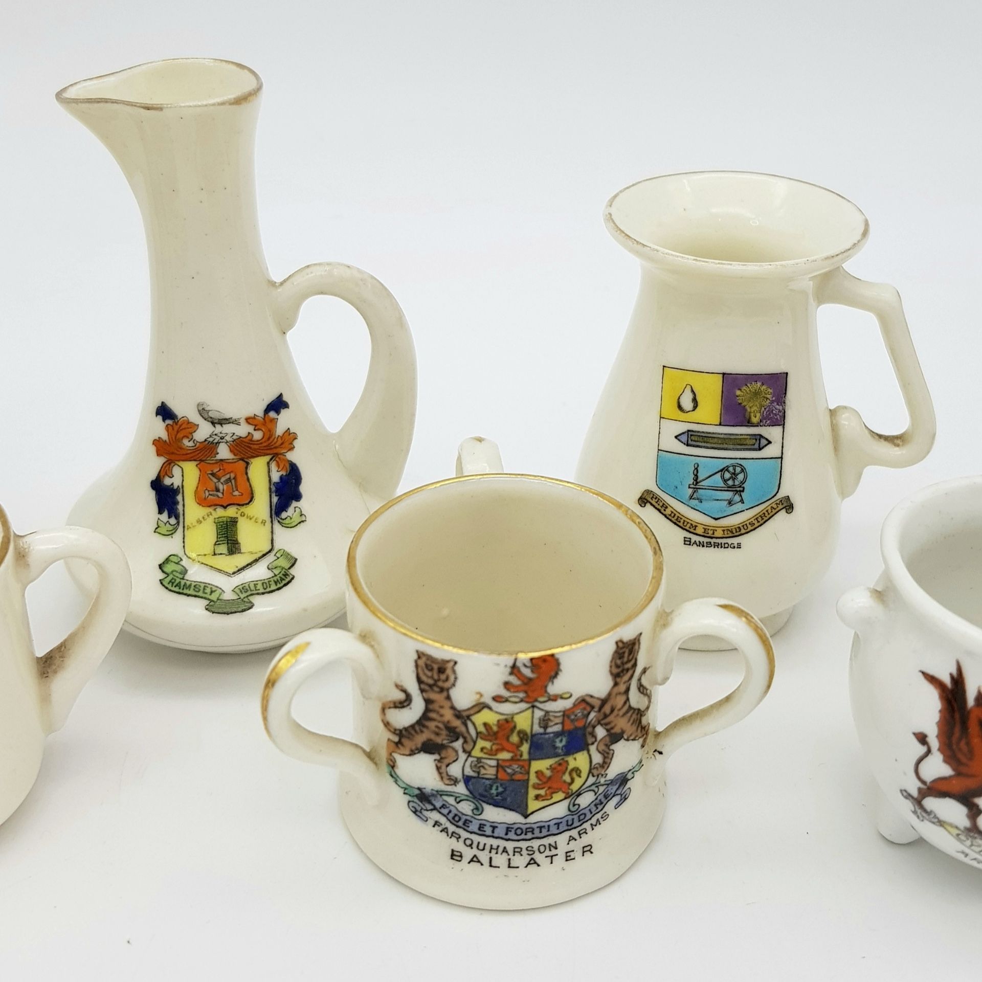 A large mixed collection of decorative ceramic crested ware items. - Image 13 of 33