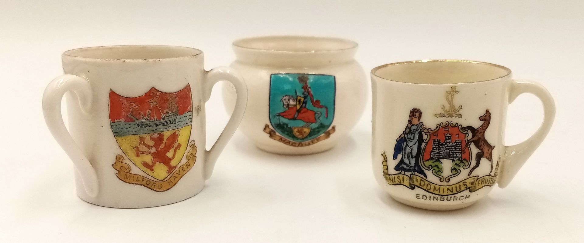 A large mixed collection of decorative ceramic crested ware items. - Image 8 of 33