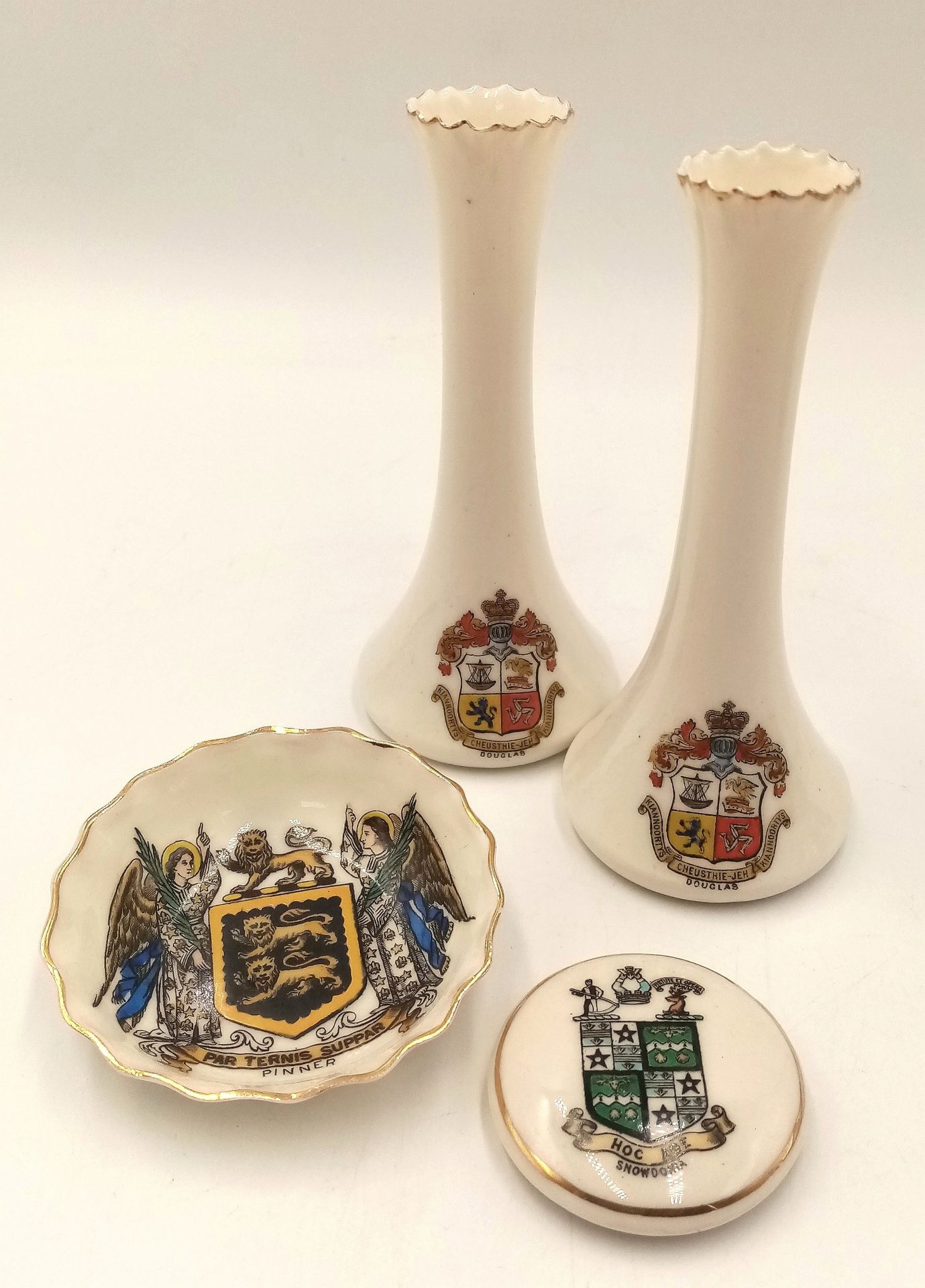 A large mixed collection of decorative ceramic crested ware items. - Image 6 of 33