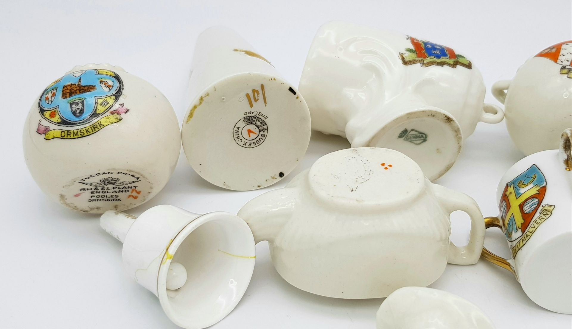 A large mixed collection of decorative ceramic crested ware items. - Image 26 of 33