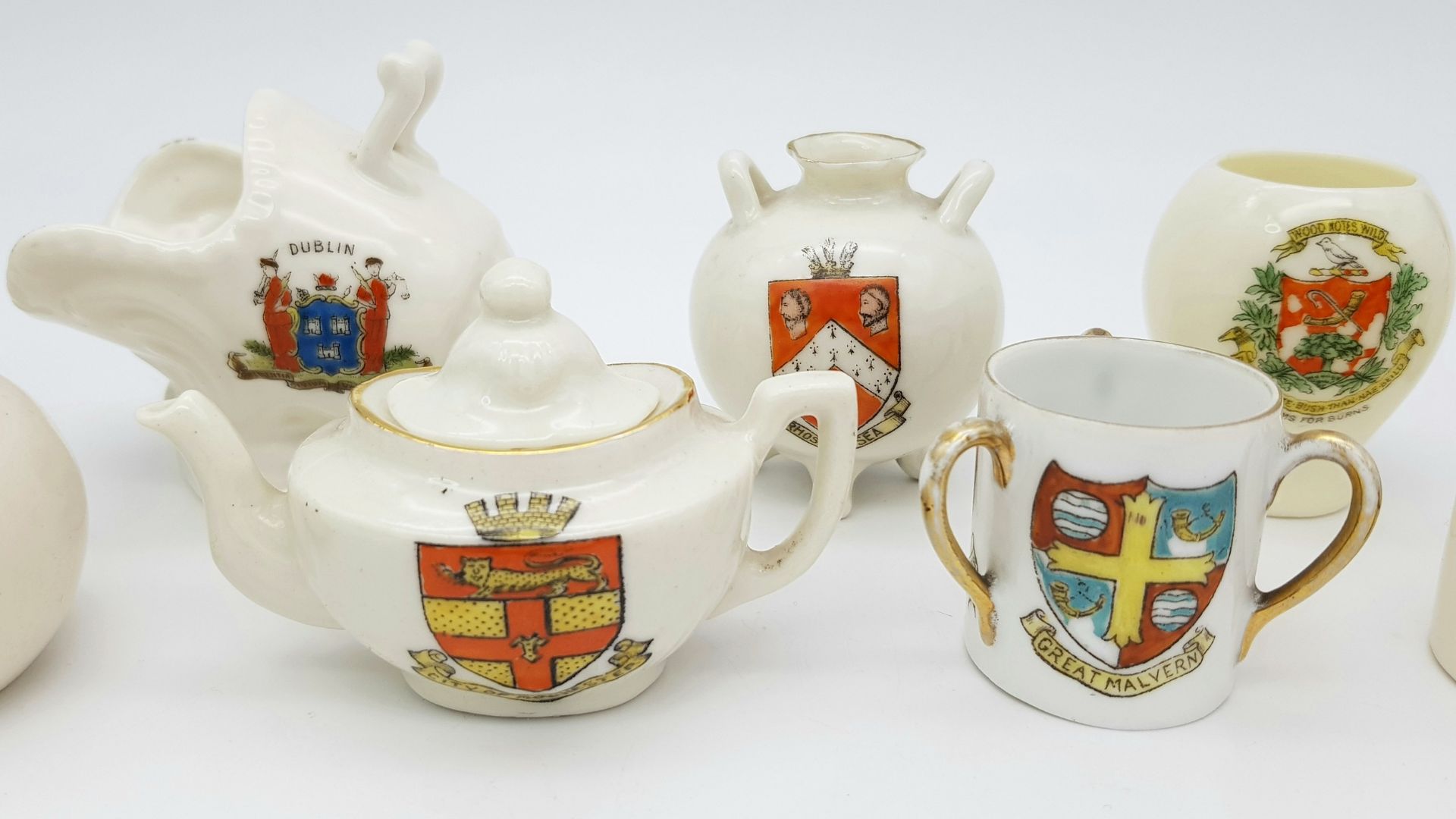 A large mixed collection of decorative ceramic crested ware items. - Image 22 of 33