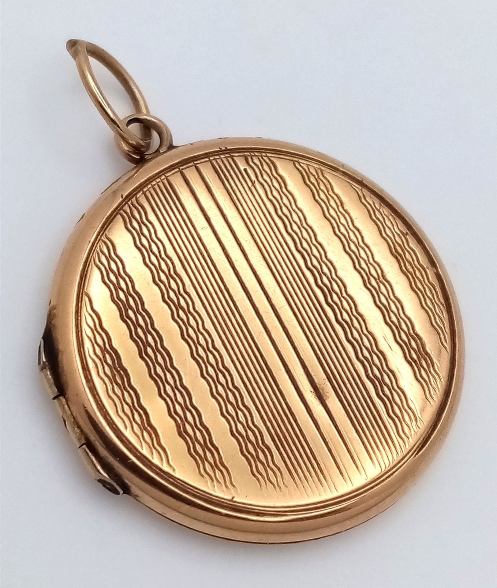A 9K Yellow Gold Circular Locket Pendant. 2.5cm. 2.6g. - Image 2 of 8