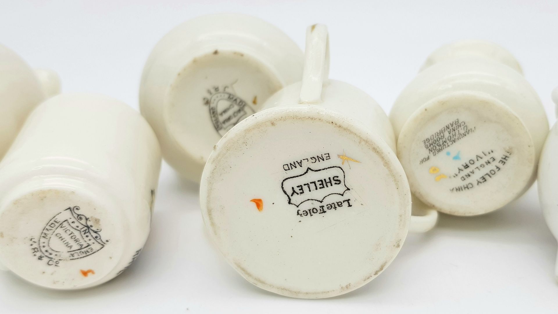 A large mixed collection of decorative ceramic crested ware items. - Image 15 of 33