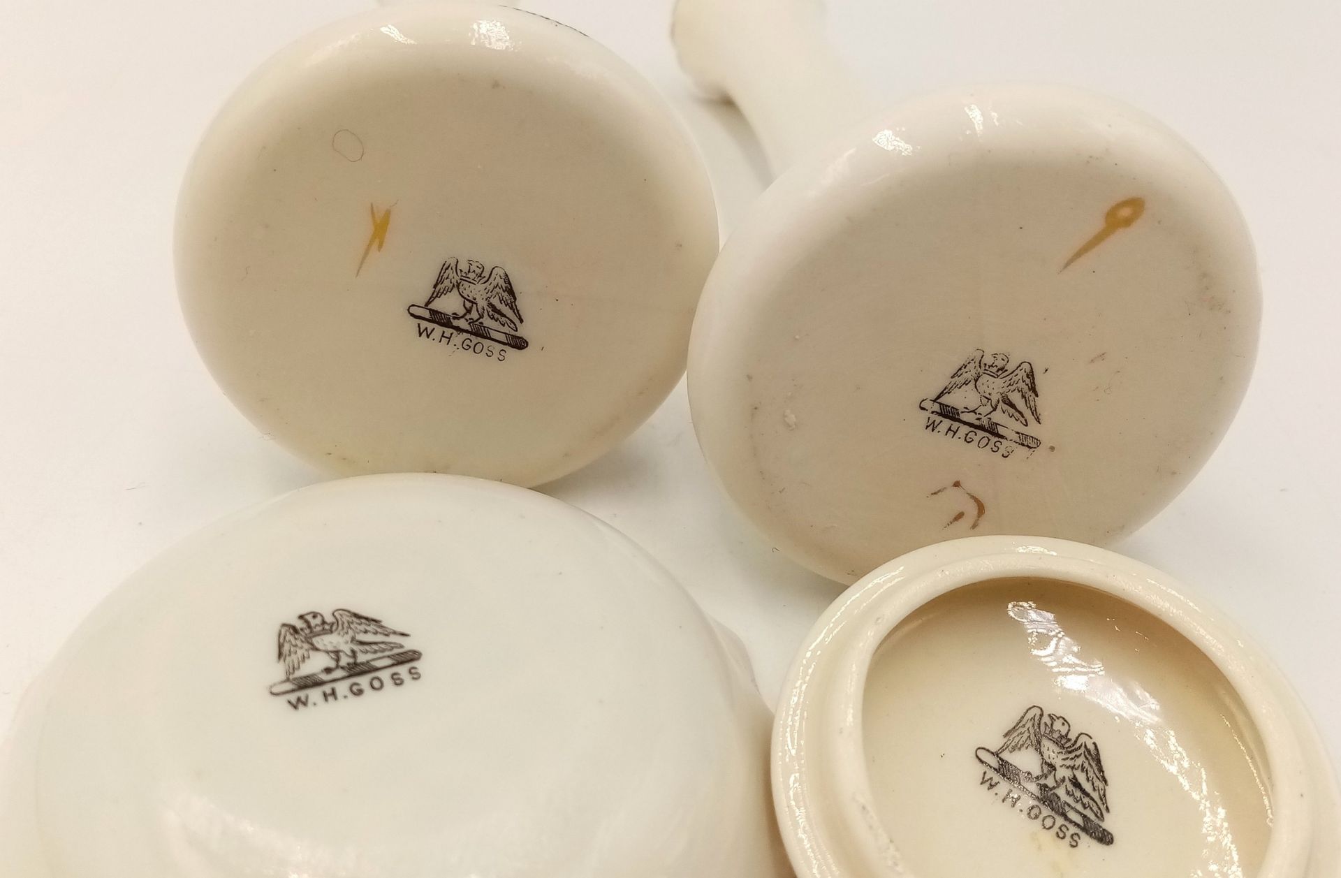 A large mixed collection of decorative ceramic crested ware items. - Image 7 of 33