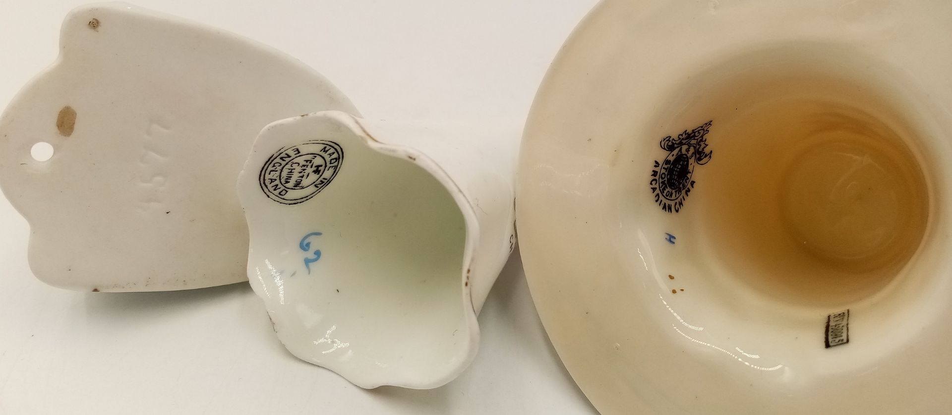 A large mixed collection of decorative ceramic crested ware items. - Image 32 of 33