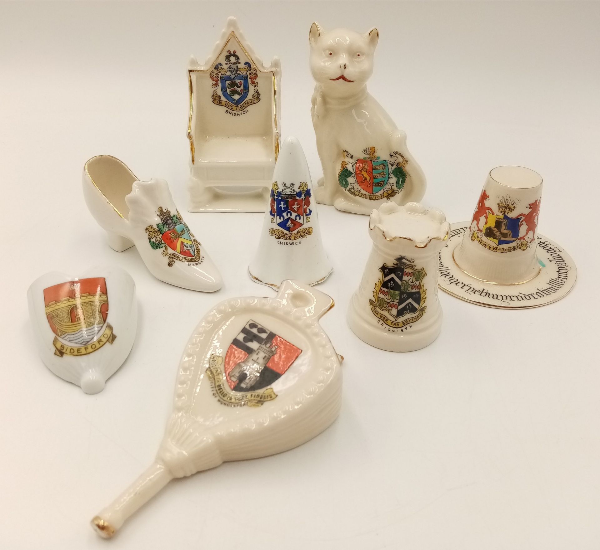 A large mixed collection of decorative ceramic crested ware items. - Image 27 of 33