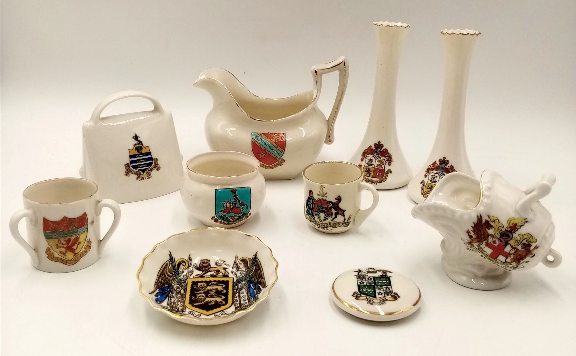 A large mixed collection of decorative ceramic crested ware items. - Image 3 of 33