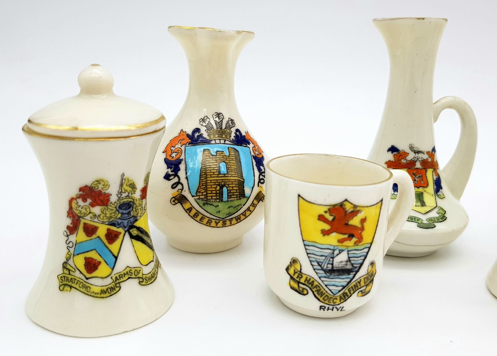 A large mixed collection of decorative ceramic crested ware items. - Image 12 of 33