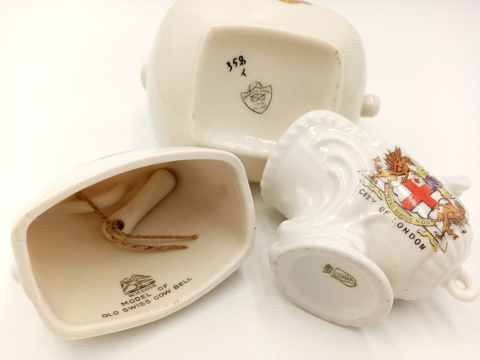 A large mixed collection of decorative ceramic crested ware items. - Image 5 of 33
