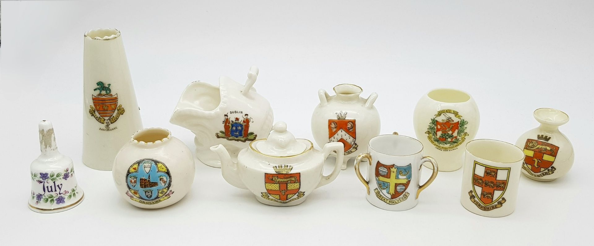A large mixed collection of decorative ceramic crested ware items. - Image 19 of 33
