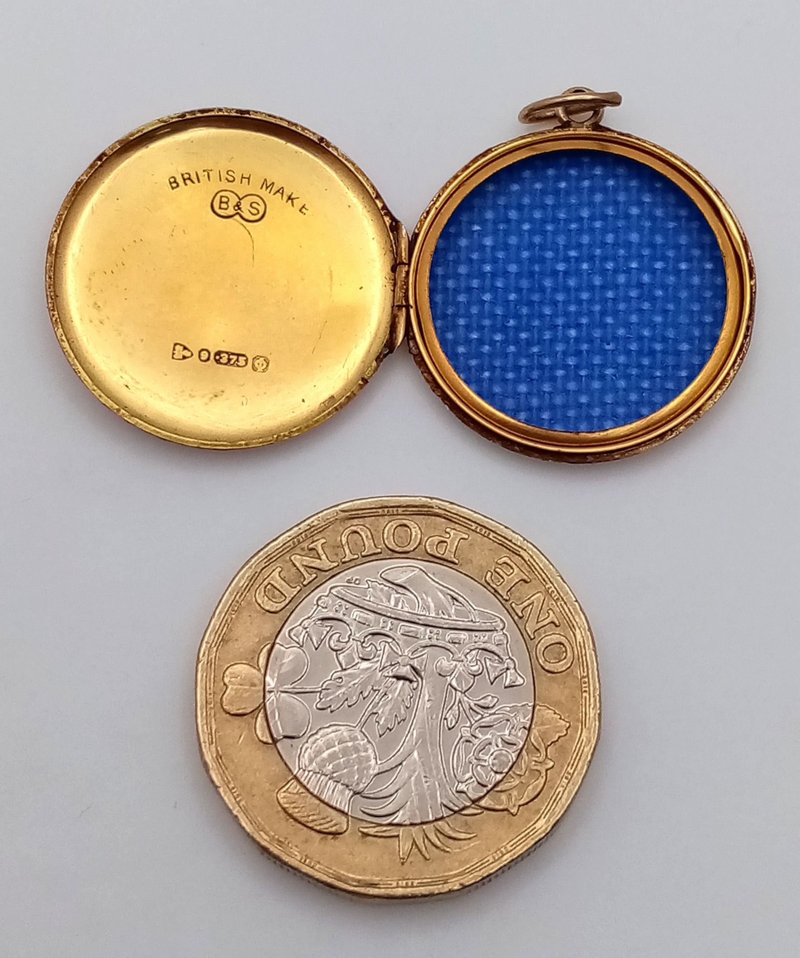 A 9K Yellow Gold Circular Locket Pendant. 2.5cm. 2.6g. - Image 6 of 8
