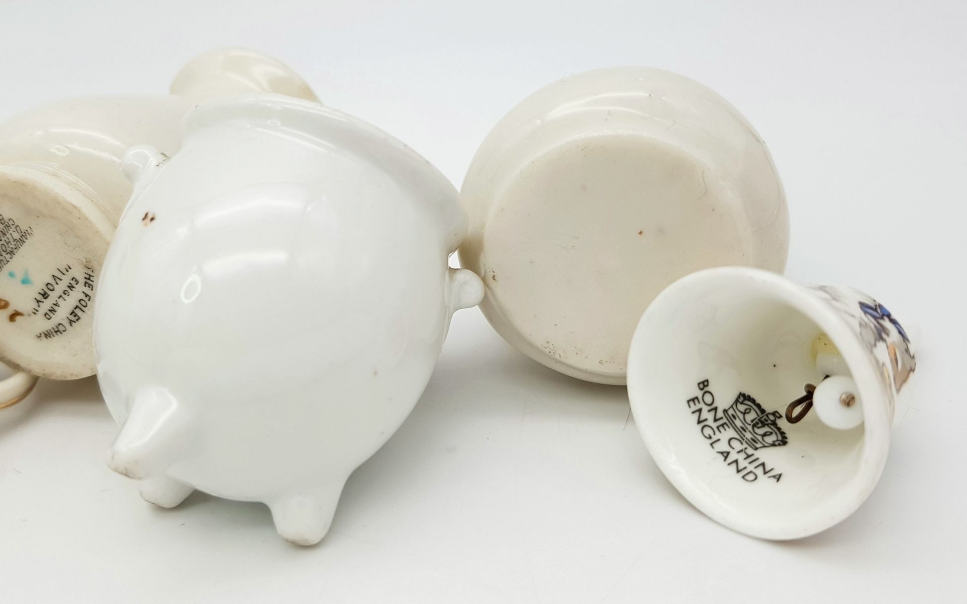 A large mixed collection of decorative ceramic crested ware items. - Image 17 of 33