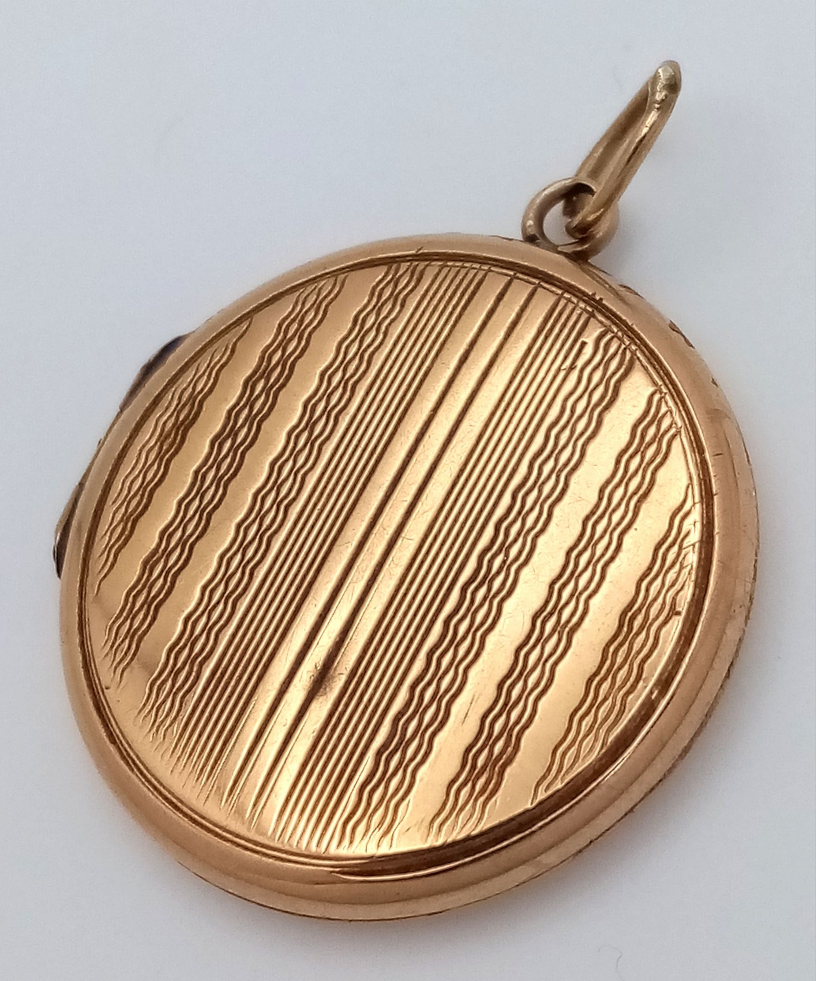 A 9K Yellow Gold Circular Locket Pendant. 2.5cm. 2.6g. - Image 4 of 8