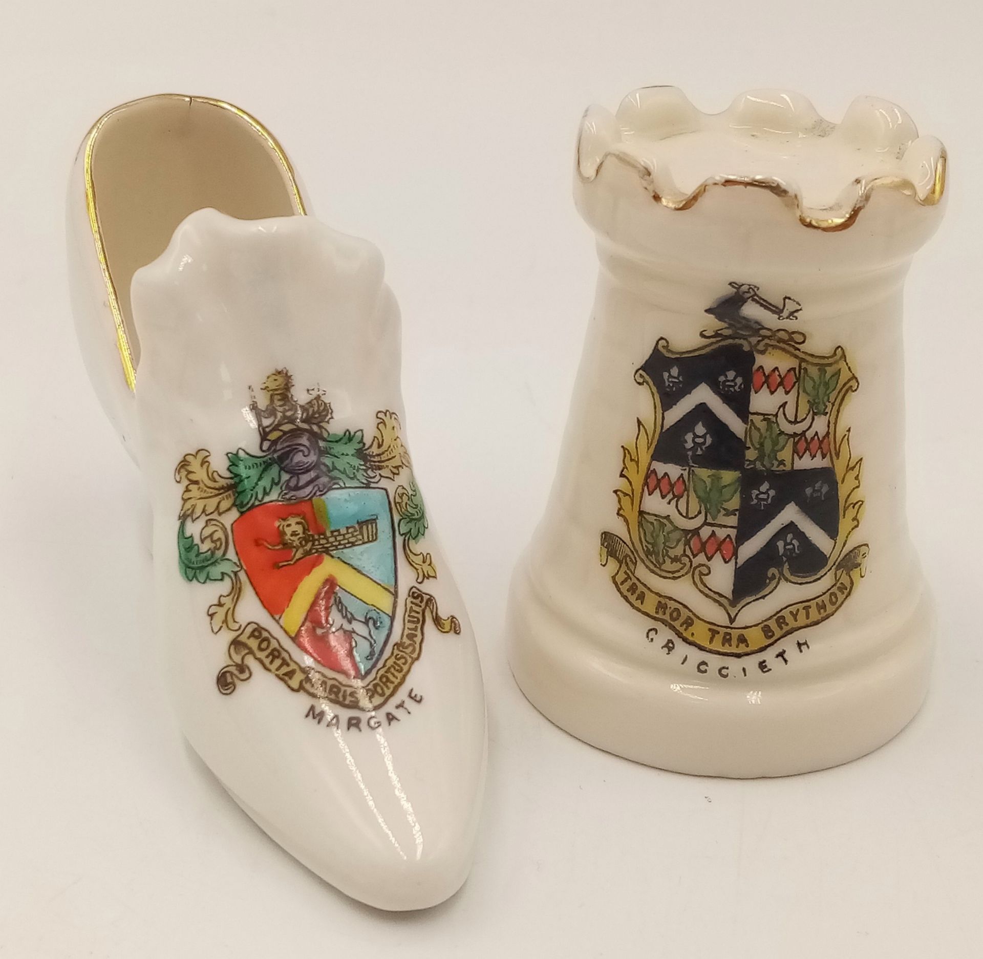 A large mixed collection of decorative ceramic crested ware items. - Image 29 of 33