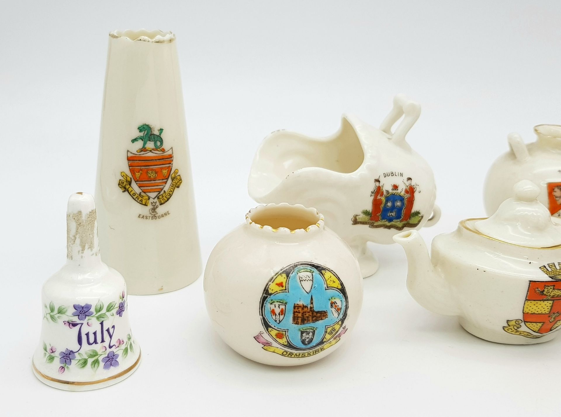 A large mixed collection of decorative ceramic crested ware items. - Image 23 of 33
