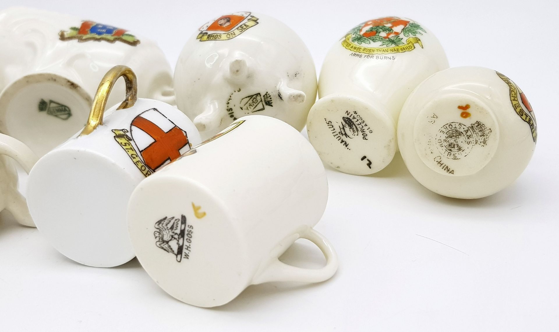 A large mixed collection of decorative ceramic crested ware items. - Image 25 of 33